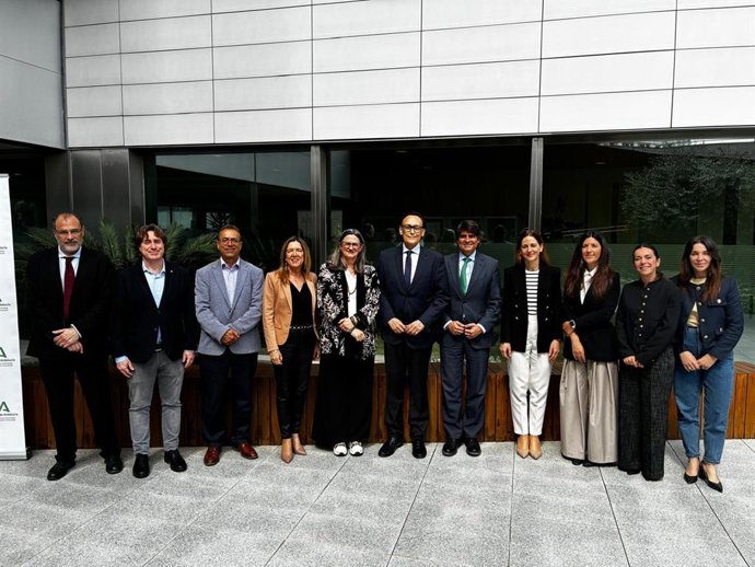 Foto de familia tras la firma del acuerdo entre la Junta y Acenta para mejorar el ecosistema innovador andaluz a través de los centros tecnológicos.