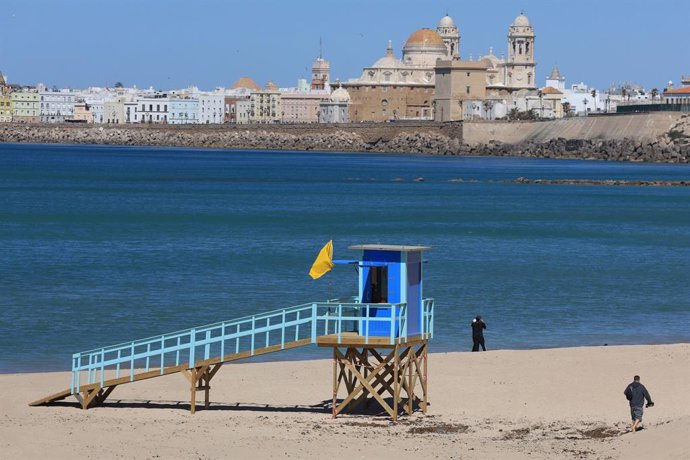 Las playas andaluzas, preparadas para la Semana Santa. Imágenes de playas de Cádiz en la mañana del Domingo de Ramos. En Cádiz, a 29 de marzo de 2026.