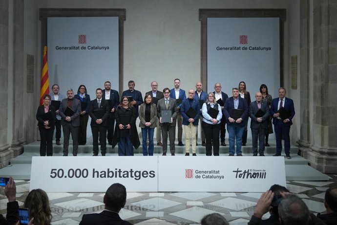 Imatge de família de la signatura dels diferents convenis de col·laboració per construir habitatge assequible entre el Govern de la Generalitat i 31 municipis catalans.