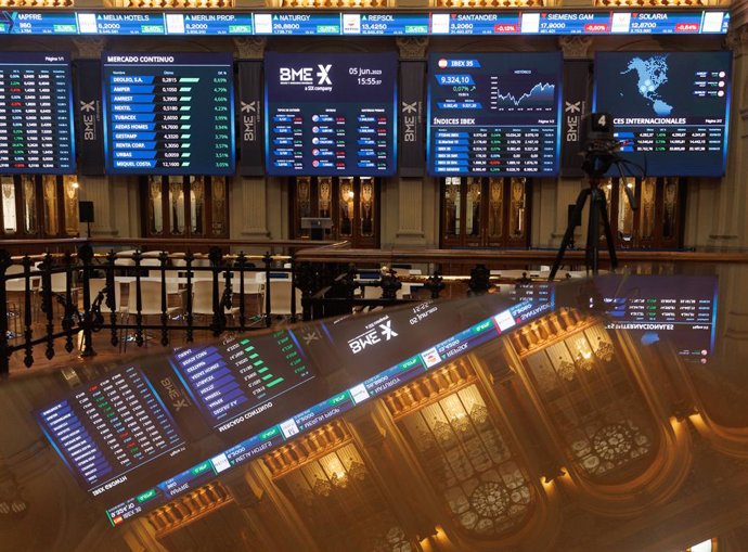 Archivo - Varios paneles del Ibex en el Palacio de la Bolsa, a 5 de junio de 2023, en Madrid (España). El Ibex 35 afianzaba posiciones hacia la media sesión respecto a la apertura, registrando pasadas las 12.00 horas un alza del 0,6% respecto al viernes y