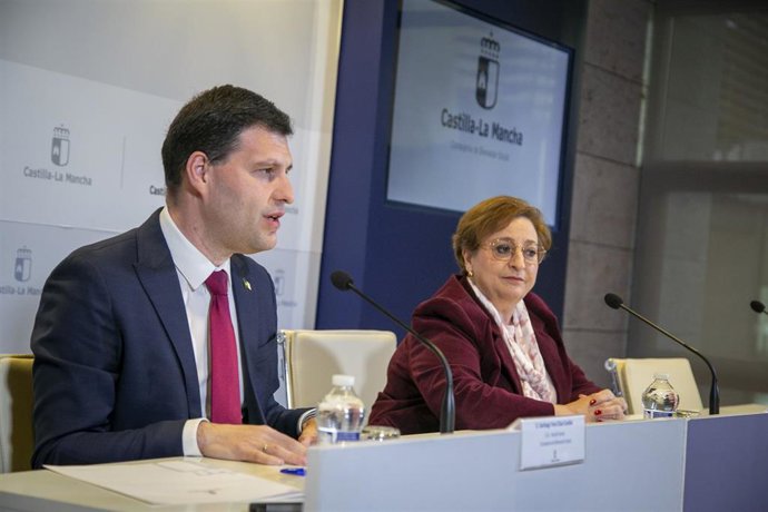 La viceconsejera de Servicios y Prestaciones Sociales, Guadalupe Martín, y el director general de Acción Social, Santi Vera.