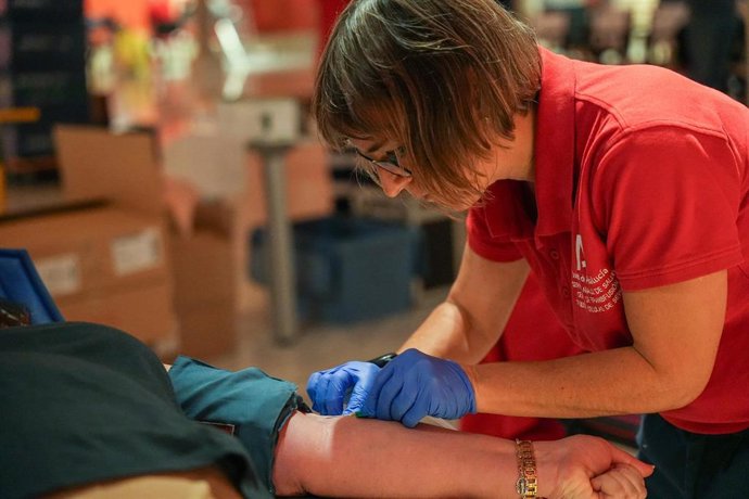 Archivo - Imágenes que muestran a  donantes de sangre durante su  extracción.