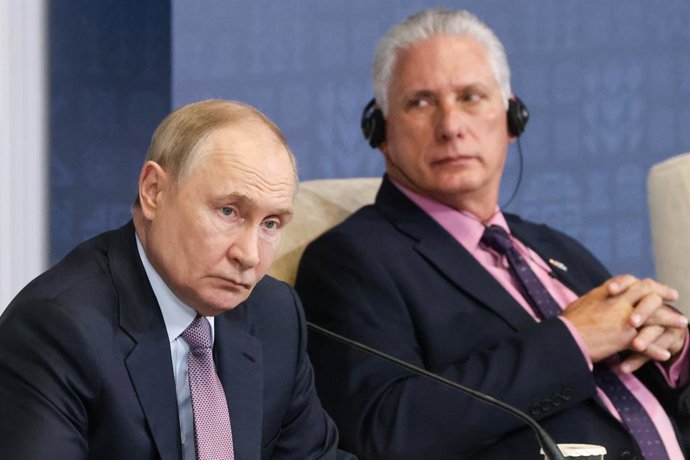 Archivo - Arquivo - RÚSSIA, MINSK - 26 DE JUNHO DE 2025: O presidente da Rússia, Vladimir Putin (à esquerda), e o presidente de Cuba, Miguel Díaz-Canel, participam de uma sessão plenária intitulada “A Estratégia de Integração Econômica Eurasiática: Result