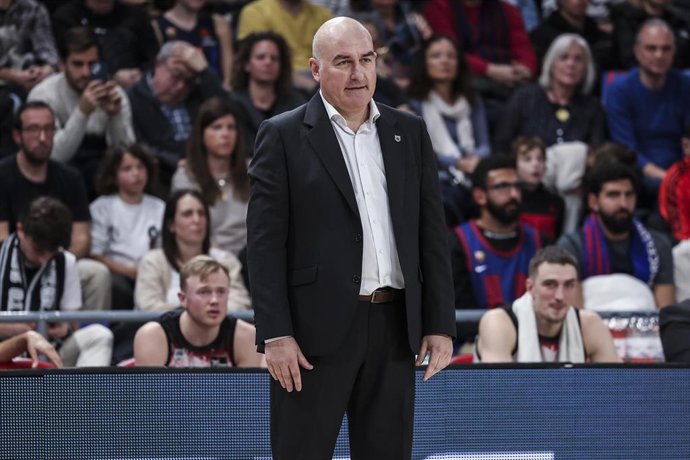 Archivo - El entrenador catalán Jaume Ponsarnau, técnico del Surne Bilbao Basket, ante el Barça en el Palau Blaugrana.