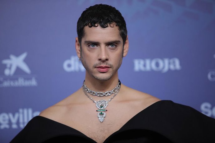 Archivo - El actor Eduardo Casanova posa en la alfombra roja previa a la gala de la 37 edición de los Premios Goya, en el Palacio de Congresos y Exposiciones FIBES, a 11 de febrero de 2023, en Sevilla, Andalucía (España). La Academia celebra la calidad de