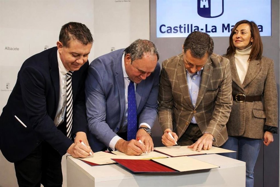 Firma del protocolo para la celebración de la Fiqab.