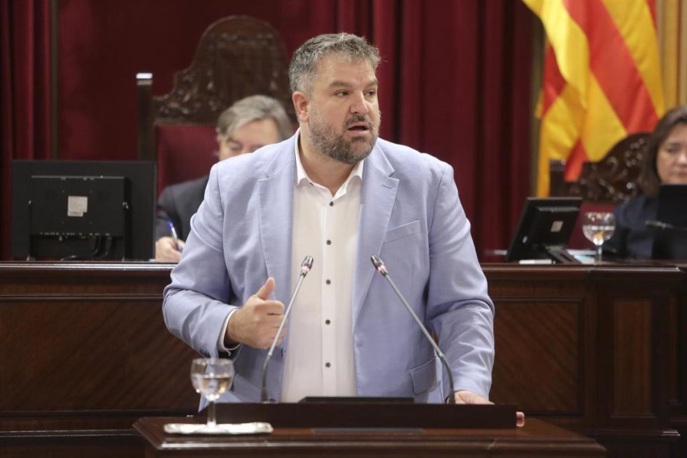 Archivo - El portavoz de MÉS per Mallorca, Lluís Apesteguia, en el Parlament balear.