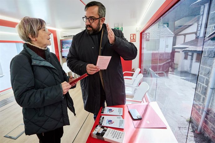 El vicepresidente Remíez y la alcaldesa de Roncal en la Oficina Móvil de Atención Ciudadana del Gobierno de Navarra