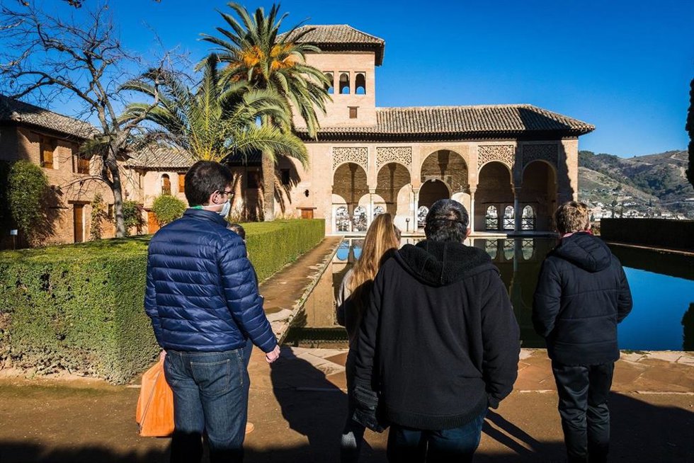 Archivo - Visitantes en la Alhambra. Archivo.