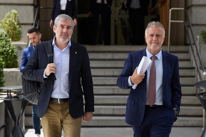 Archivo - El presidente del Gobierno de Canarias, Fernando Clavijo (i), y el ministro de Política Territorial y Memoria Democrática, Ángel Víctor Torres (d), a su salida de una rueda de prensa tras una reunión con los portavoces del PP, PSOE y Vox del Par