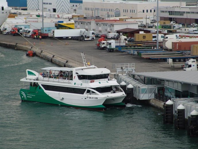 Archivo - Catamarán de la Bahía de Cádiz. 