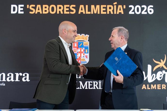 El presidente de la Diputación de Almería, José Antonio García Alcaina, y el presidente de la Cámara de Comercio de Almería, Jerónimo Parra, se saludan tras la firma del acuerdo sobre 'Sabores Almería' para 2026.