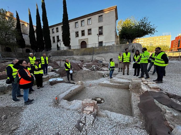 Hallan una tinaja y ajuar de cocina en el yacimiento de San Esteban