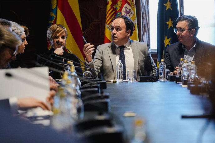 El presidente de la Generalitat valenciana, Juanfran Pérez Llorca (c), durante una reunión extraordinaria del Observatorio de la Industria y de los Sectores Económicos Valencianos