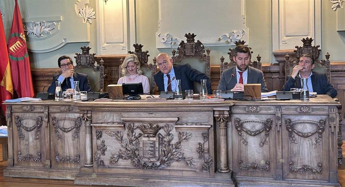 Mesa de presidencia del Pleno del Ayuntamiento de Valladolid.
