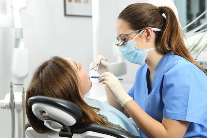 Archivo - Imagen de recurso de una dentista examinando a una paciente.