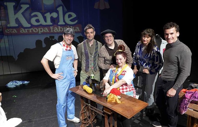 Koldo Bilbao con el elenco de "Karle eta arropa fabrika"