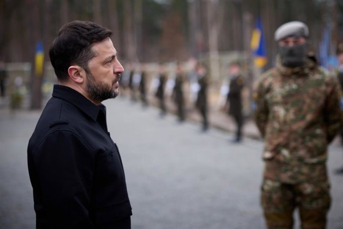 21 de março de 2026, Ucrânia, Ucrânia, Ucrânia: O presidente ucraniano Volodymyr Zelenskyy presta homenagem aos defensores mortos em combate, afirmando que seus sacrifícios simbolizam a resiliência do país diante dos ataques russos, após uma escalada mili