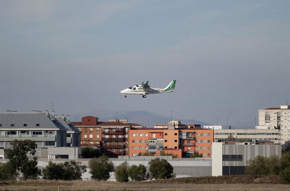 Archivo - Una avioneta mientras vuela por el aeródromo de Cuatro Vientos, el día de la operación combinada entre drones y aviones, organizada por Expodrónica y World ATM Congress, en el aeródromo de Cuatro Vientos, a 28 de octubre de 2021, en Madrid (Espa