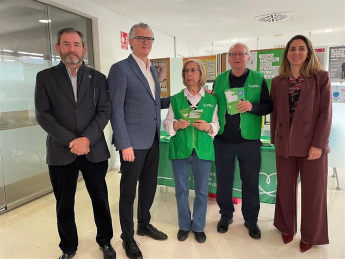 El consejero de Salud, Juan José Pedreño, visitó hoy el centro de salud de El Ranero con motivo del Día Mundial contra el Cáncer de Colon
