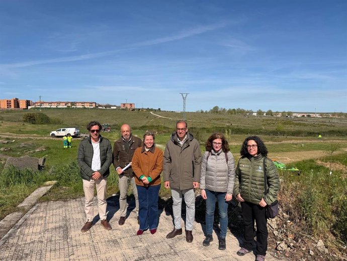 El alcalde de Cáceres, Rafael Mateos, presenta una campaña de desbroces de parcelas durante todo el año para preveni incendios y la propagación de plagas