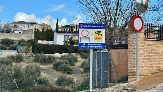 Archivo - Cartel sobre la videovigilancia instalado por el Ayuntamiento de La Guardia de Jaén.