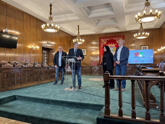 Javier Faúndez, presidente de la Diputación de Zamora, acompañado de los representantes sindicales.
