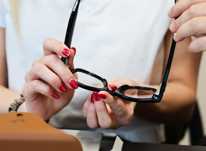 Archivo - February 23, 2026, Palmetto, Florida, USA: Jordan Reiche, 33, from Tampa, powers on her new Ray-Ban Meta glasses as she gets directions on how to use them from Stacey Lukkarila an instructor at Dogs, Inc. on Monday, Feb. 23, 2026 in Palmetto. 