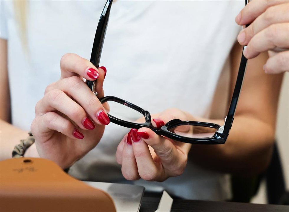 Archivo - February 23, 2026, Palmetto, Florida, USA: Jordan Reiche, 33, from Tampa, powers on her new Ray-Ban Meta glasses as she gets directions on how to use them from Stacey Lukkarila an instructor at Dogs, Inc. on Monday, Feb. 23, 2026 in Palmetto. 