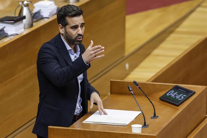 El síndic del PSPV, José Muñoz, durante una sesión de control, en Les Corts Valencianes, a 26 de marzo de 2026, en Valencia