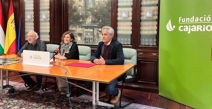 Jesús Pérez, de Calle es Cultura; el mago Iceman y Estela Etayo, de Fundación Caja Rioja, en la presentación de 'Microescena'