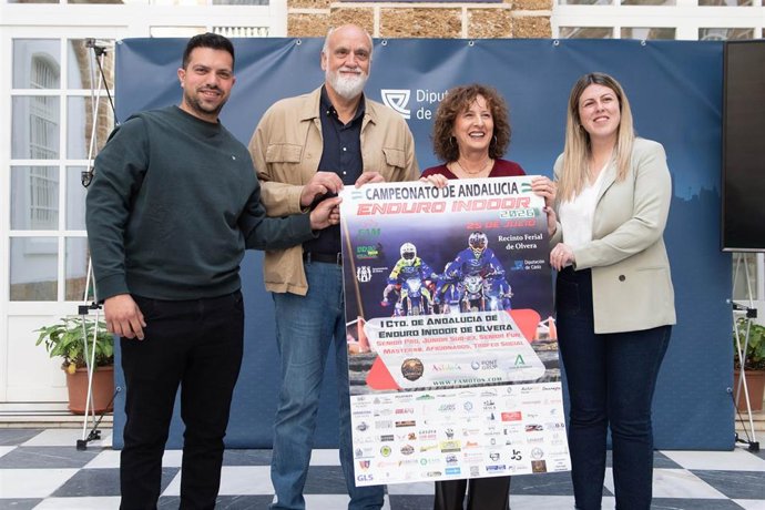 El vicepresidente segundo y responsable de Deportes en la Diputación, Javier Vidal, la alcaldesa de Olvera, Remedios Palma, y el responsable de la organización técnica de la prueba, Fran Cabeza, del Moto Club de Olvera.