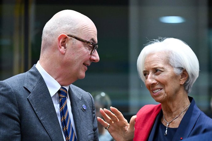 Archivo - HANDOUT - 12 November 2025, Belgium, Brussels: French Minister of the Economy, Finance, and Industrial, Energy, and Digital Sovereignty Roland Lescure (L) talks with President of the European Central Bank (ECB) Christine Lagarde during the meeti