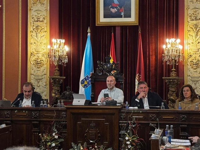 El alcalde de Ourense, Gonzalo Pérez Jácome, preside la sesión plenaria en el Ayuntamiento de Ourense