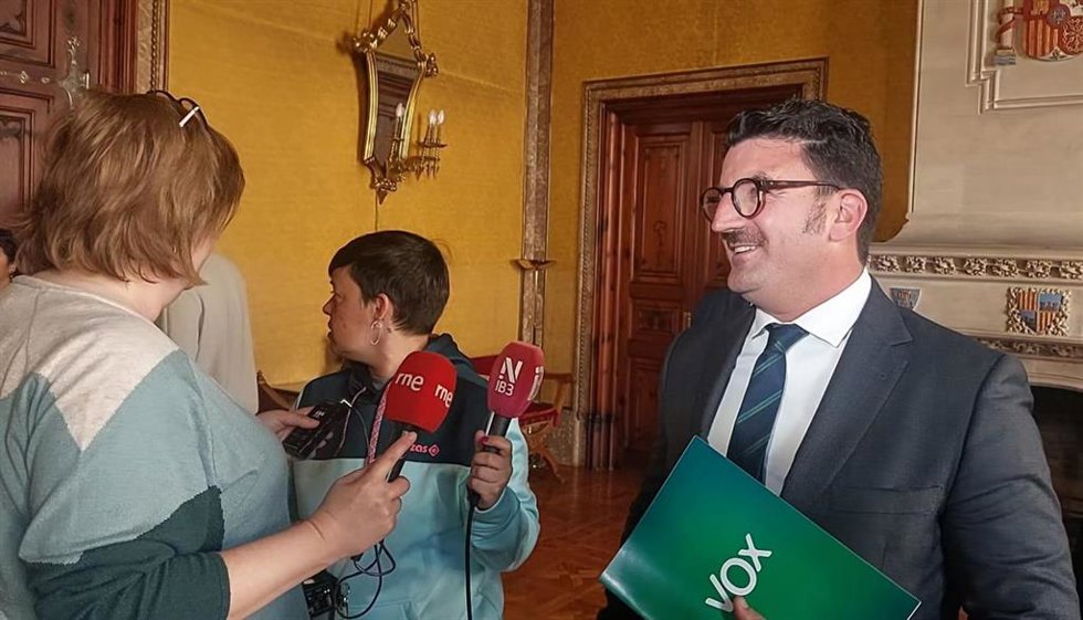 El portavoz de Vox en el Consell de Mallorca, Antoni Gili, comparece tras el inicio del Debate de Política General.