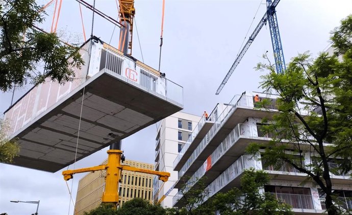 Archivo - Imagen del momento en que se añade un módulo tridimensional al edificio en construcción de una promoción de vivienda protegida en Barcelona.