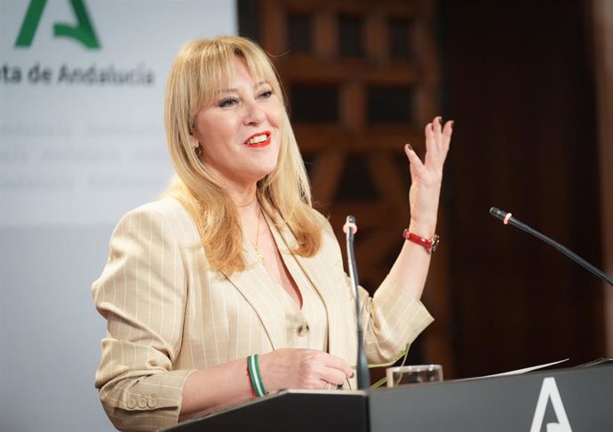 La consejera de Economía, Hacienda, Fondos Europeos y Diálogo Social de la Junta de Andalucía y portavoz del Gobierno, Carolina España, a su llegada a la rueda de prensa posterior al Consejo de Gobierno.