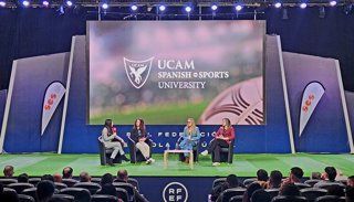 Un momento del SCS Football Lab 2026 durante la mesa redonda 'El rol de la mujer en el fútbol profesional', moderada por Laura Nieto, coordinadora del Máster Universitario en Dirección y Gestión de Entidades Deportivas de la UCAM