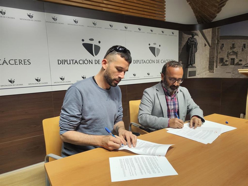 Sergio Gómez, conocido artísticamente como El Gato con Jotas, y el presidente de la Diputación de Cáceres, Miguel Ángel Morales, firman un convenio de colaboración