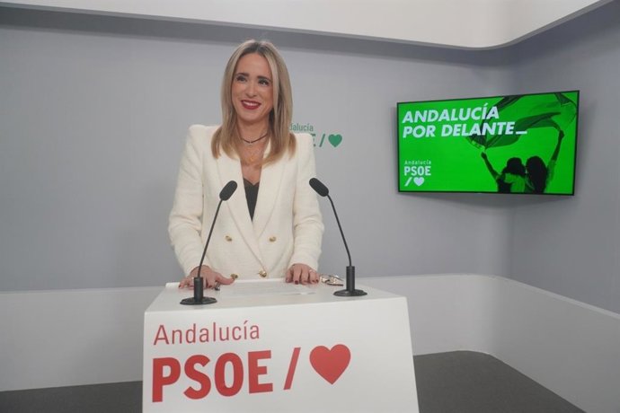 La secretaria de Educación del PSOE-A, Patricia Alba, en rueda de prensa.
