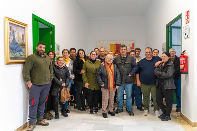 Archivo - Plan de estabilización de vivienda de la Diputación de Sevilla, reunión con las familias.