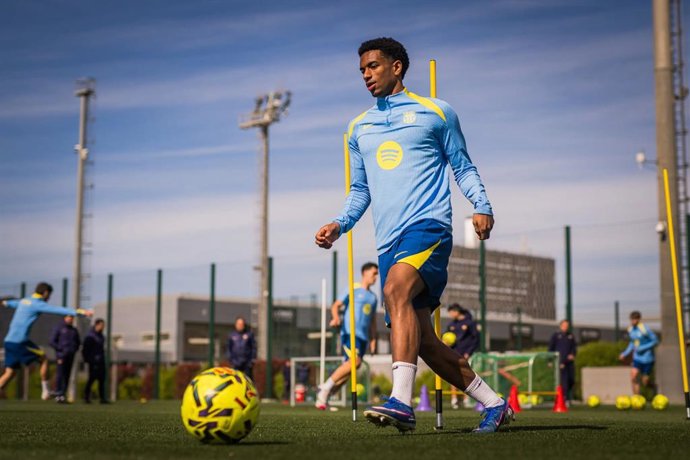 El jugador del FC Barcelona Alejandro Balde en un entrenamiento