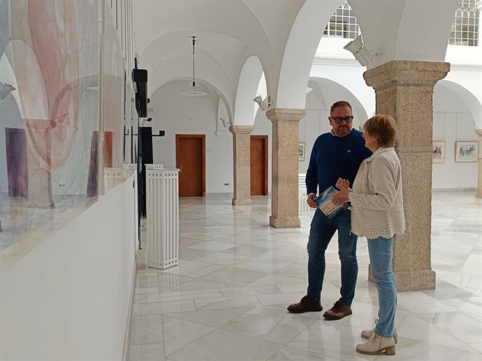 Visita a la exposición 'Hilando I-realidad', de la pintora emeritense Rosana Soriano Polo, en el Patio Noble de la Asamblea de Extremadura