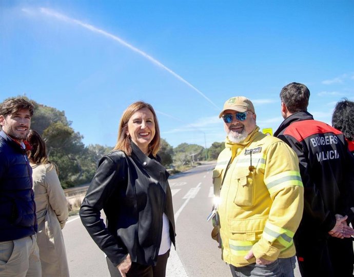 La alcaldesa de València, María José Catalá (c), durante la presentación de los tres nuevos cañones del sistema Sideinfo en la Devesa de El Saler y el dispositivo antiincendios para Semana Santa y Pascua.