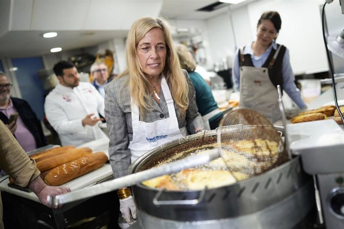 La consejera de Economía, Hacienda y Empleo de la Comunidad de Madrid, Rocío Albert, visita la Pastelería América en la callea Atocha