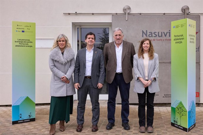 Garbiñe Basterra, directora general de Transición Energética y Digital, I+D+i Empresarial y Emprendimiento; el alcalde Asiron, el consejero Irujo y Yael Lorea