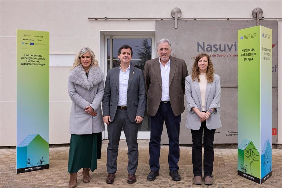 Garbiñe Basterra, directora general de Transición Energética y Digital, I+D+i Empresarial y Emprendimiento; el alcalde Asiron, el consejero Irujo y Yael Lorea