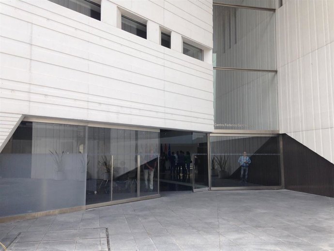 Archivo - Entrada al Centro Federico García Lorca, sede que acogerá la primera de las citas del CAL en Granada en abril, mientras que las bibliotecas Pública Provincial y de Andalucía acogerán las otras dos.