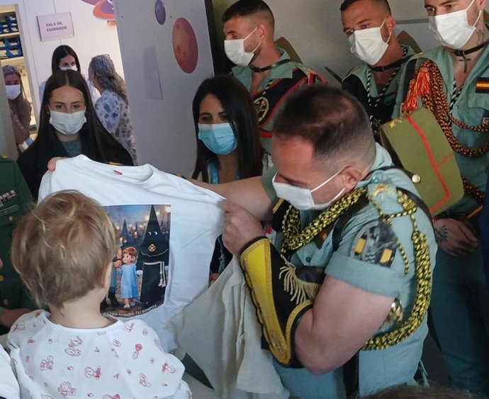 El Hospital Materno Infantil recibe la visita de la Brigada Paracaidista y las Cofradías Fusionadas