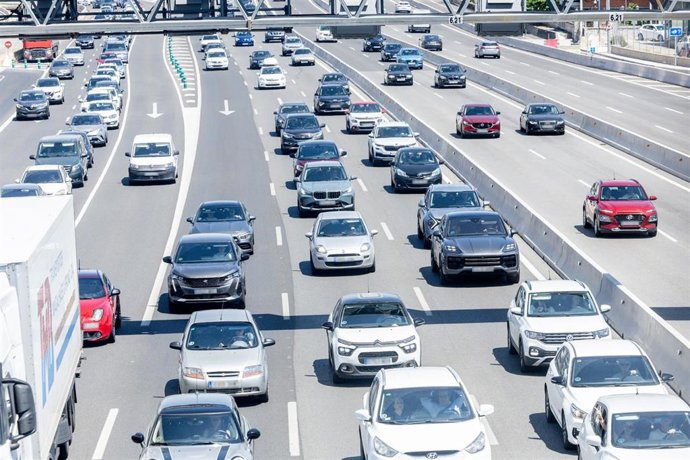 Archivo - Varios vehículos circulando